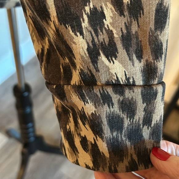 Banana Republic - comfortable pullover shirt - Size Medium - Leopard Print - Picture 3 of 6